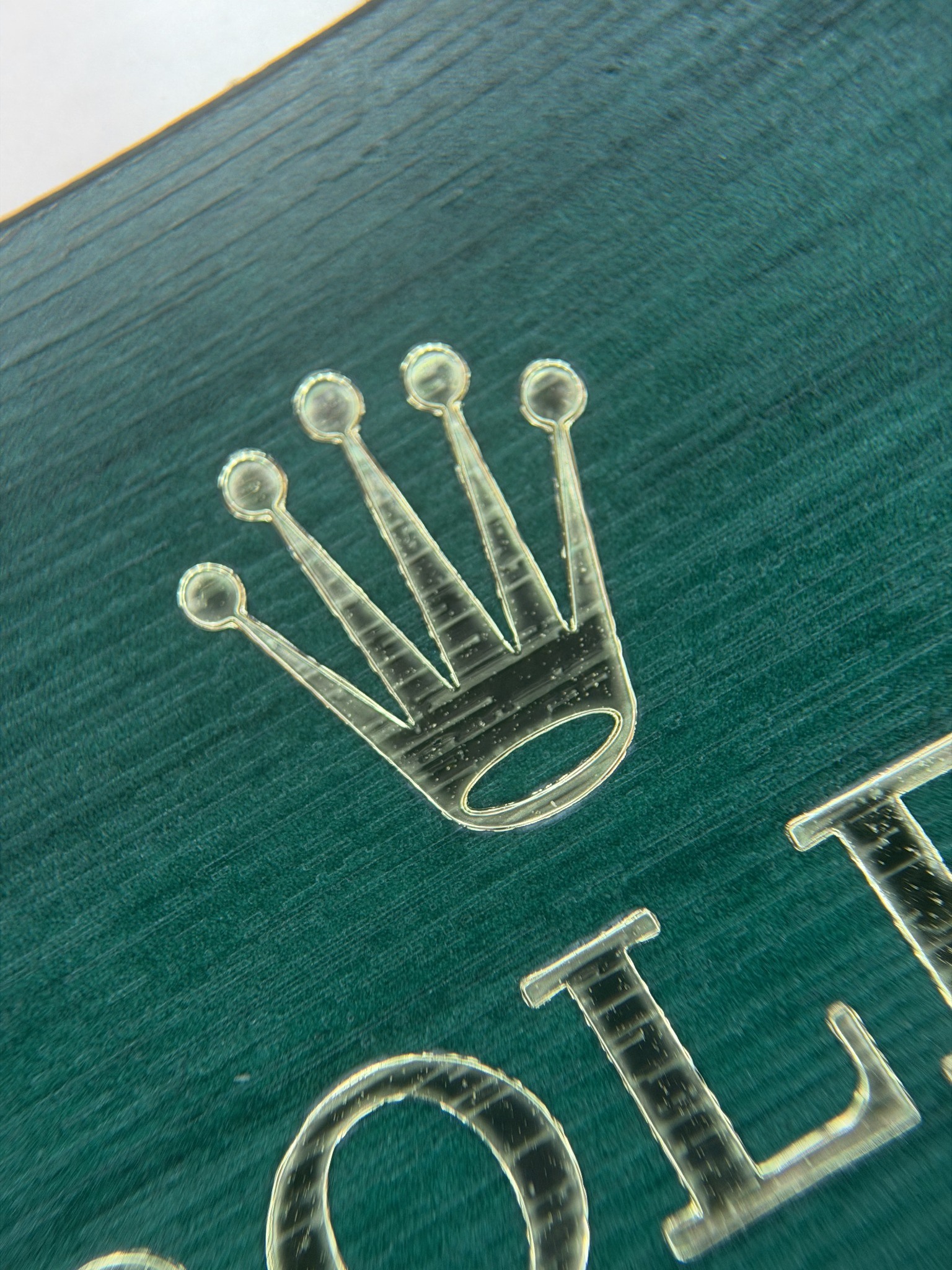 Dettaglio originale della nuova garanzia Rolex effetto legno